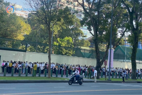 Hàng dài khách hàng bên ngoài lãnh sự quán Mỹ